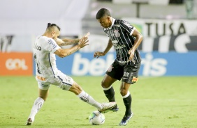 Atacante Léo Natel durante partida entre Corinthians e Santos, na Vila Belmiro, pelo Brasileirão