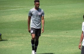 Cauê durante jogo-treino entre os times Sub-20 e Sub-23 do Corinthians