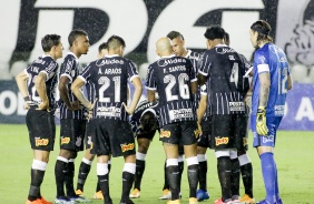 Elenco reunido na Vila Belmiro durante jogo contra o Santos, pelo Campeonato Brasileiro 2020