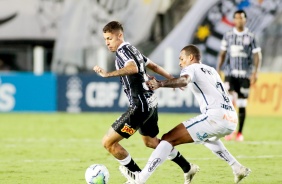 Gabriel Pereira em combate no jogo contra o Santos, pelo Brasileirão, na Vila Belmiro