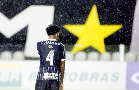 Gil no jogo entre Corinthians e Santos, pelo Brasileiro, na Vila Belmiro