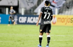 J durante partida entre Corinthians e Santos, na Vila Belmiro, pelo Brasileiro