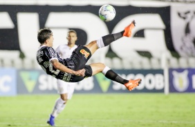 Mateus Vital durante partida entre Corinthians e Santos, na Vila Belmiro, pelo Brasileiro