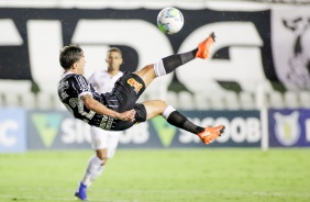 Mateus Vital durante partida entre Corinthians e Santos, na Vila Belmiro, pelo Brasileirão