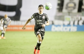 Mateus Vital durante partida entre Corinthians e Santos, na Vila Belmiro, pelo Brasileiro