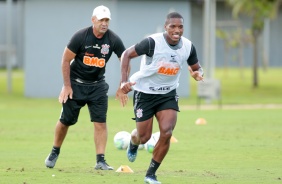 Preparador fsico Flvio de Oliveira e volante Xavier no treino de hoje no CT Joaquim Grava