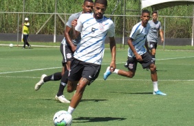 Vitinho e Igor Marques no jogo-treino entre os times Sub-20 e Sub-23 do Corinthians, no CT da base