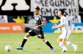 Volante Gabriel durante duelo entre Corinthians e Santos, na Vila Belmiro, pelo Brasileiro