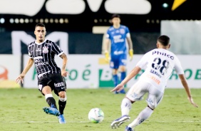 Volante Gabriel durante partida entre Corinthians e Santos, na Vila Belmiro, pelo Brasileirão