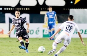 Volante Gabriel durante partida entre Corinthians e Santos, na Vila Belmiro, pelo Brasileiro