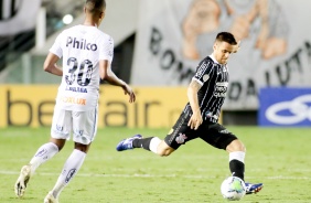Volante Ramiro durante partida entre Corinthians e Santos, na Vila Belmiro, pelo Brasileirão
