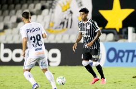 Zagueiro Gil durante partida entre Corinthians e Santos, na Vila Belmiro, pelo Brasileiro
