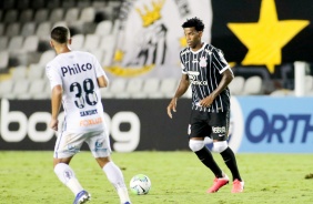 Zagueiro Gil durante partida entre Corinthians e Santos, na Vila Belmiro, pelo Brasileirão