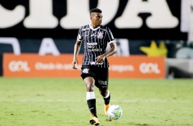 Zagueiro Jemerson durante partida entre Corinthians e Santos, na Vila Belmiro, pelo Brasileiro