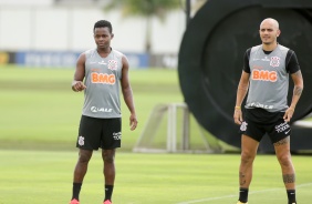 Cazares e Fábio Santos na atividade da tarde desta terça-feira no CT Dr. Joaquim Grava
