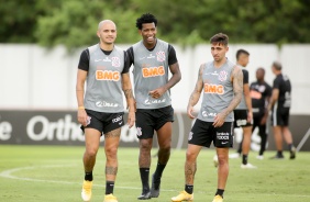 Fábio Santos, Gil, Gustavo Silva na atividade da tarde desta terça-feira no CT Dr. Joaquim Grava