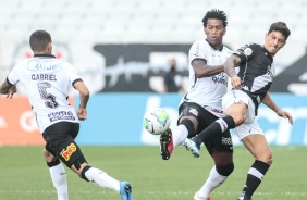 Gabriel e Gil no empate entre Corinthians e Vasco, na Neo Química Arena, pelo Brasileirão