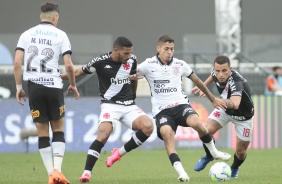 Gabriel Pereira e Vital no empate entre Corinthians e Vasco, na Neo Química Arena, pelo Brasileirão