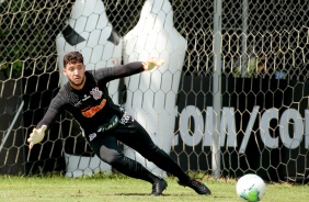 Caique França na atividade da manhã deste sábado no CT Dr. Joaquim Grava