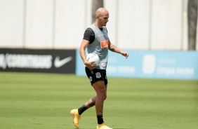 Fábio Santos na atividade da manhã deste sábado no CT Dr. Joaquim Grava