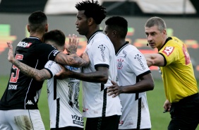 Gil e companheiros na partida contra o Vasco, na Neo Qumica Arena, pelo Campeonato Brasileiro