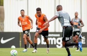 Cauê e companheiros durante o treino desta segunda-feira no CT Joaquim Grava