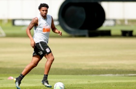 Éderson durante o treino desta segunda-feira no CT Joaquim Grava