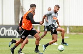 Vitinho durante o treino desta segunda-feira no CT Joaquim Grava