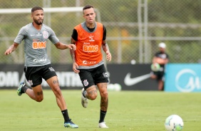 Vitinho e Luan durante o treino desta segunda-feira no CT Joaquim Grava