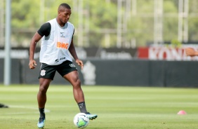 Volante Xavier durante o treino desta segunda-feira no CT Joaquim Grava