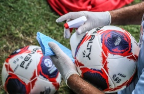 Bolas do jogo entre Red Bull Bragantino e Corinthians sendo higienizadas