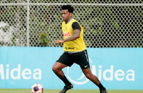 Zagueiro Gil durante treino preparatrio para o jogo entre Corinthians e Palmeiras