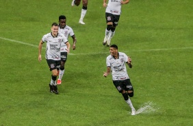 Vital, Cazares e Varanda comemorando o gol do atacante contra o Palmeiras, pelo Paulistão