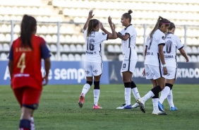 Adriana e outras jogadoras durante goleada sobre o El Nacional, pela Copa Libertadores Feminina