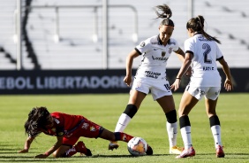 Crivelari e Katiúscia durante goleada sobre o El Nacional, pela Copa Libertadores Feminina