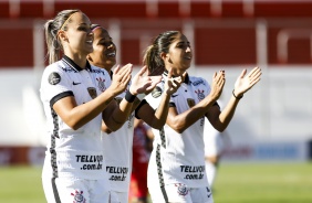 Crivelari, Victória e Katiúscia durante goleada sobre o El Nacional, pela Copa Libertadores Feminina
