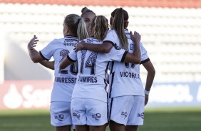 Elenco corinthiano durante goleada sobre o El Nacional, pela Copa Libertadores Feminina