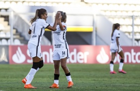 Gabi Nunes e Tamires durante goleada sobre o El Nacional, pela Copa Libertadores Feminina