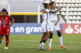 Grazi e Gabi Nunes durante goleada sobre o El Nacional, pela Copa Libertadores Feminina