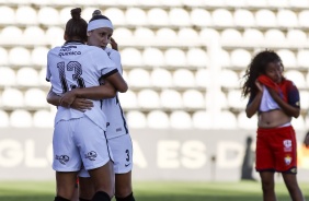 Grazi e Pardal durante goleada sobre o El Nacional, pela Copa Libertadores Feminina