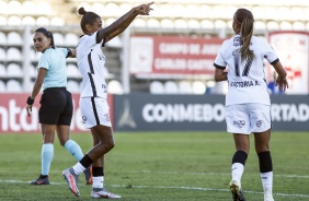 Grazi e Victória durante goleada sobre o El Nacional, pela Copa Libertadores Feminina