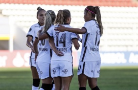 Meninas do Corinthians durante goleada sobre o El Nacional, pela Copa Libertadores Feminina