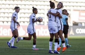 Tamires e companheiras comemorando gol contra o El Nacional