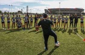 Treinador Arthur Elias fala com elenco durante treino na Argentina