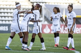 Victórias e companheiras durante goleada sobre o El Nacional, pela Copa Libertadores Feminina