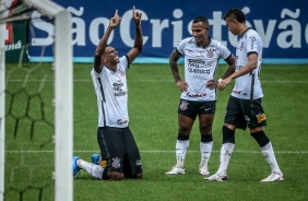 J comemorando seu gol contra a Ponte Preta, na Neo Qumica Arena, pelo Paulisto