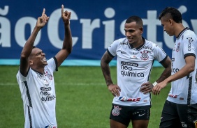 J e Otero comemorando gol do atacante contra a Ponte Preta, na Neo Qumica Arena