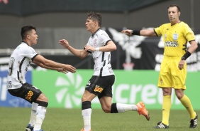 Roni e Vital no jogo contra a Ponte Preta, na Neo Química Arena, pelo Campeonato Paulista