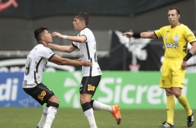 Vital e Roni no jogo contra a Ponte Preta, na Neo Química Arena, pelo Campeonato Paulista