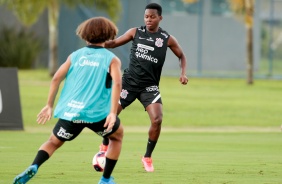 Meia Cazares no treino do Corinthians desta tera-feira, no CT Dr. Joaquim Grava